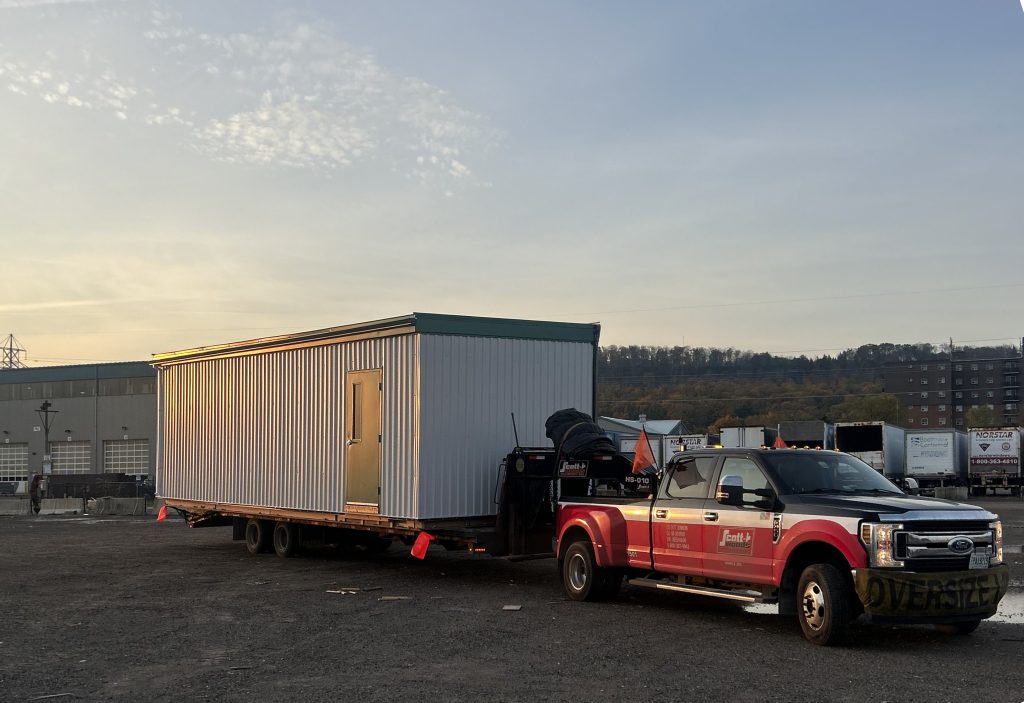 Hot Shot transporting smaller modular building